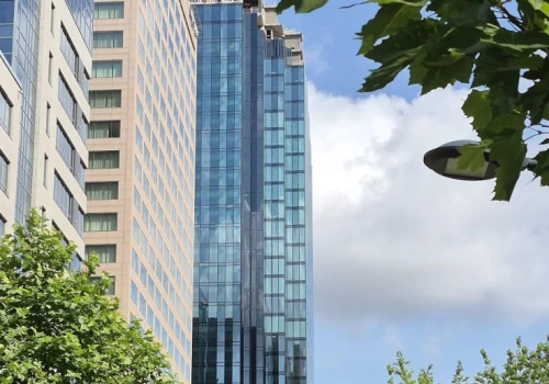 Nowy biurowiec i hotel w centrum Warszawy coraz bliżej otwarcia. Fasada Upper One prawie gotowa