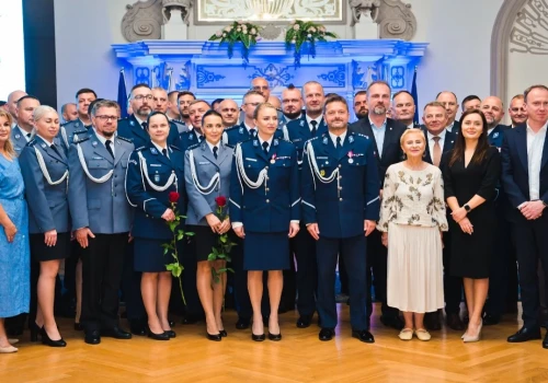 Święto Policji 2026 w Legnicy. Wręczono awanse i odznaczenia (FOTO)