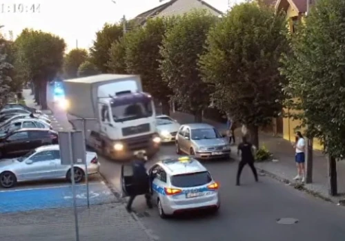 Pościg jak w GTA. Kierowca ciężarówki staranował policyjne radiowozy i uciekł do lasy. Opublikowano nagranie z pościgu