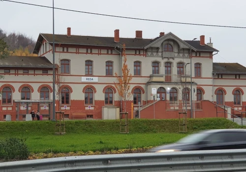 Zabytkowy dworzec w Redzie znów dla pasażerów