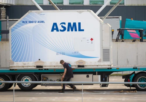 ASML podzieli się z pracownikami rekordowymi zyskami. Wypłaci po 20 000 EUR, ale stawia warunek