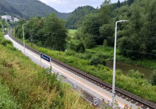 Potężne utrudnienia na linii kolejowej Tarnów – Leluchów. Część pociągu wpadła do Popradu
