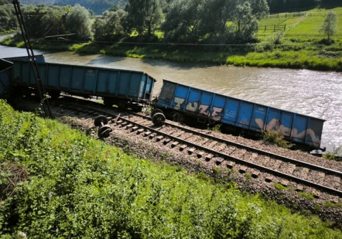 Pociąg towarowy wykoleił się w okolicy Wierchomli Wielkiej. Wagony w rzece