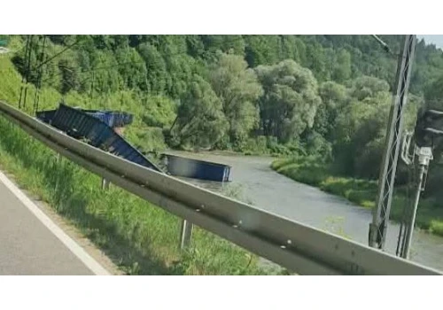 Pociąg towarowy wykoleił się w Małopolsce. Wagony wpadły do Popradu