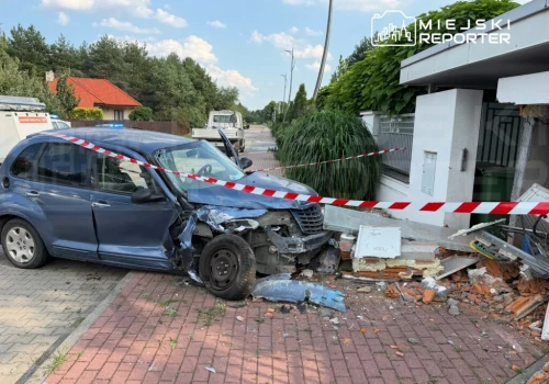 Poważny wypadek pod Warszawą. Kierujący bez uprawnień potrącił 17-latka i wjechał w ogrodzenie