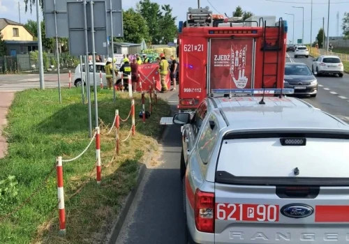 Wypadek na DK83 w Turku. Motocyklista potrzebował pomocy medycznej