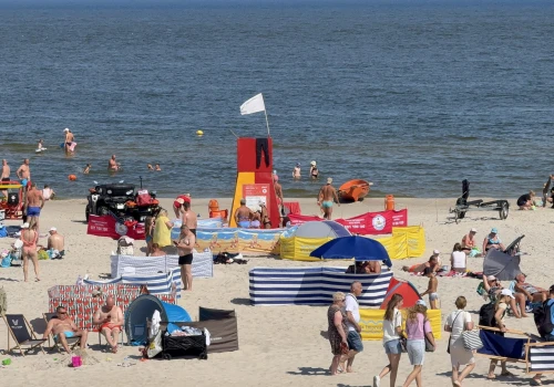 Myśleli, że tonie w morzu, a on wybrał się na spacer