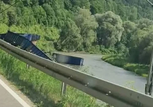 Na południu Polski wykoleił się pociąg. Część wagonów wpadła do rzeki