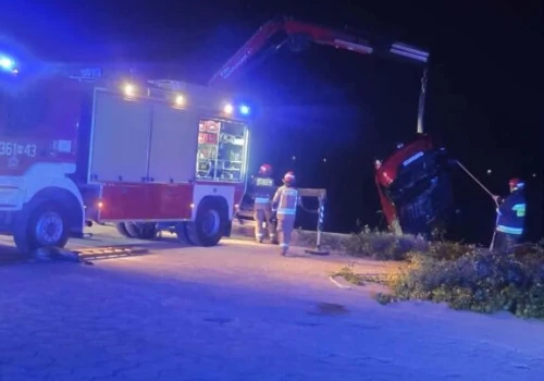 19-latka wykonywała manewr cofania. Wpadła do Wisły. 18-letnia pasażerka w szpitalu