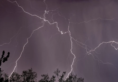 Burze z gradem nad Polską, są ostrzeżenia IMGW. W Wielkopolsce służby ewakuowały obóz harcerski