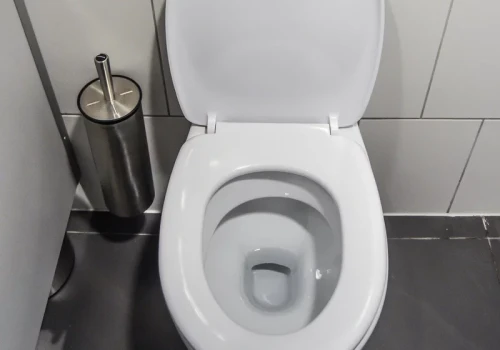 Wystarczy pół szklanki. Kamień z toalety znika bez szorowania i bez chloru