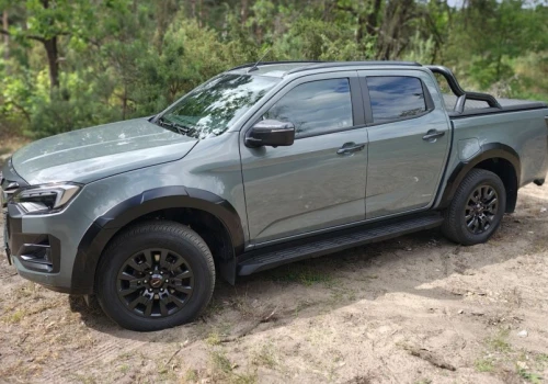 Za to właśnie pokochasz Isuzu D-Max. Buja, hałasuje, zakupy latają po pace jak majtki w pralce