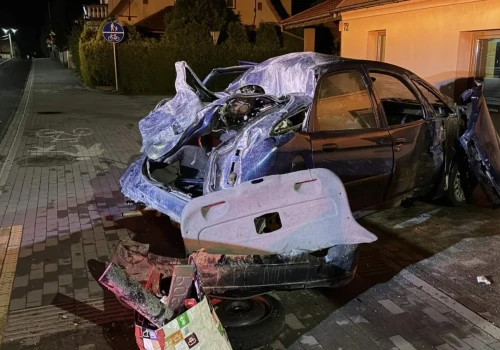 Citroen wjechał w budynek mieszkalny! (ZDJĘCIA)