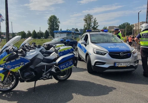 Pędził 167 km/h, wyrzucał narkotyki przez okno i prowadził po alkoholu. 20-latek zatrzymany na S17 (film)