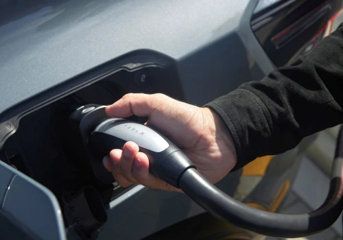 Benzyna i diesel tracą Europę. Co piąte nowe auto jest już elektryczne