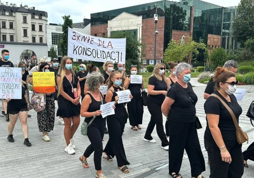 „Nie przymusowej konsolidacji” – cichy protest pracowników szpitali w Opolu