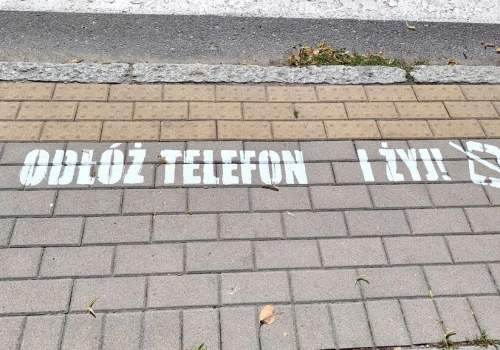 Odłóż telefon i… żyj! Napisy przed przejściami dla pieszych