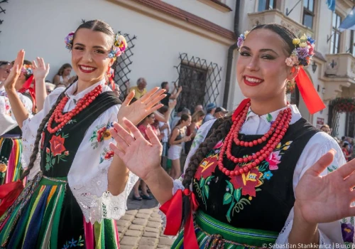 Barwny korowód kilkuset tancerzy przeszedł przez centrum Rzeszowa