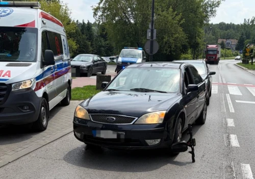 Hulajnoga pod pojazdem, 10-latek trafił do szpitala. Groźne zdarzenie drogowe w Poniatowej