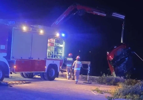 19-latka cofała autem i wjechała do Wisły. 18-letnia pasażerka trafiła do szpitala