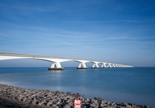 Zeelandbrug to najbardziej surrealistycznie wyglądający most na Ziemi. Ledwo widać drugi brzeg