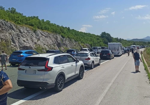 Pożar na autostradzie w kierunku do Dubrownika. W kilkukilometrowych korkach wielu Polaków
