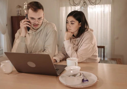 Rabat 65% na wymarzoną sofę okazał się pułapką. Tak działają fałszywe sklepy internetowe