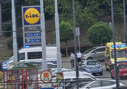 Samochód uderzył w bariery przy ul. Lwowskiej. 66-letnia kierująca trafiła do szpitala