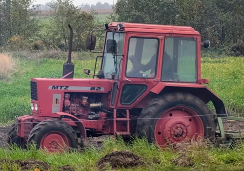 Ile pali MTZ 82 w orce, transporcie i lekkiej pracy? Różnice są duże