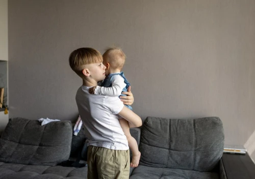 Nastolatki opiekują się młodszym rodzeństwem. Matka: Niektóre dzieci domagają się płacenia