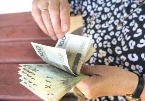 Mieszkanka Jeleniej Góry straciła niemal 100 tysięcy złotych. Uwierzyła fałszywemu pracownikowi banku