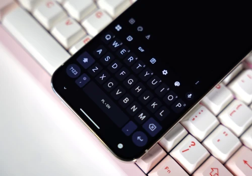 Koniec z usuwaniem niechcianych spacji? Google szykuje nową funkcję klawiatury Gboard