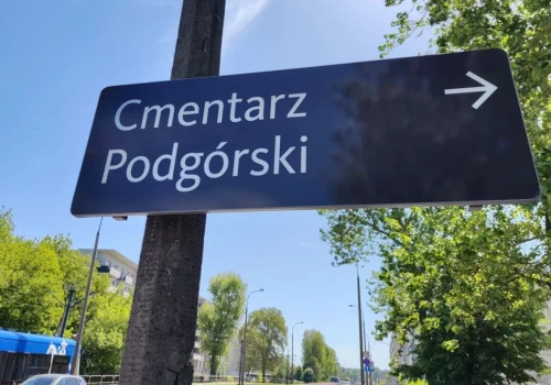 Nowe zasady parkowania przy cmentarzach w Krakowie. Kierowców obowiązuje limit postoju
