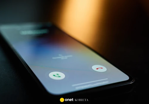 Nie kładź telefonu na stole. Naukowcy ostrzegają przed konsekwencjami