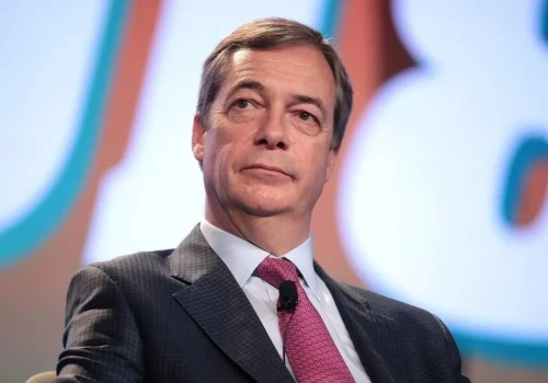 Farage zmierzy się z komikiem przebranym za kosmitę