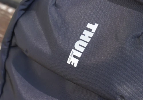 Thule EnRoute 12L – recenzja. Wypełnia lukę między nerką, a plecakiem podróżnym