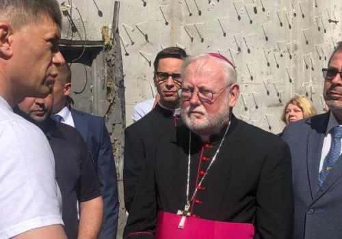 Abp Paul Gallagher odwiedził kościół św. Mikołaja w Kijowie i misjonarzy oblatów