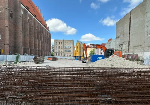 Co z budową apartamentów po Solpolu? Według planu za dwa lata mają tam wprowadzić się lokatorzy
