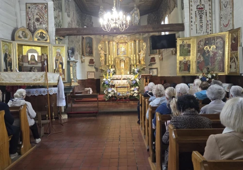 ‘Chorzy mają w sobie pokój, którego brakuje osobom zdrowym’ – do kościółka na burku pielgrzymowali dziś starsi i cierpiący
