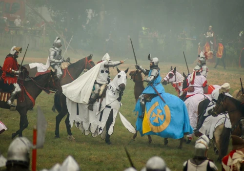 Grunwald w strugach deszczu. Ulewa nie powstrzymała tysięcy uczestników i widzów