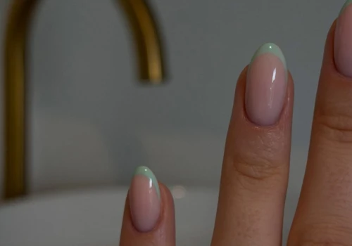 Miętowe paznokcie na lato - ten kolor znów podbija stylizacje. Świeży i elegancki