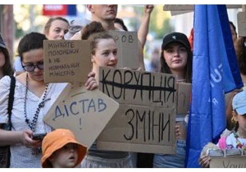 Trzeci dzień protestów w Kijowie. Zełenski zabrał głos w nowym nagraniu