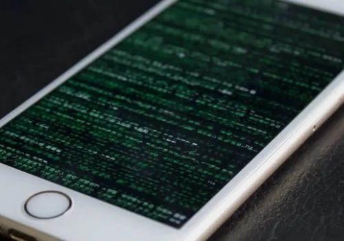 Firma łamiąca zabezpieczenia iPhone’ów pozywa b. pracownika – o złamanie zabezpieczeń