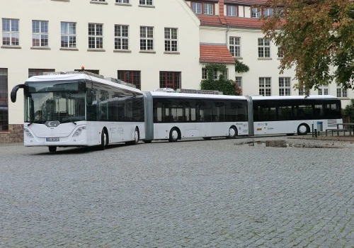 Był trzy razy dłuższy od zwykłego autobusu i przewoził 256 osób naraz. Do dziś jest rekordzistą