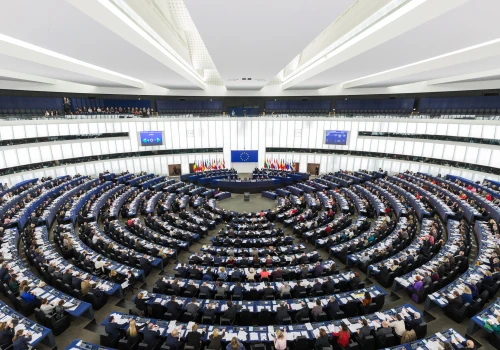 Parlament Europejski przesuwa terminy AI Act, systemy wysokiego ryzyka poczekają do 2027 roku