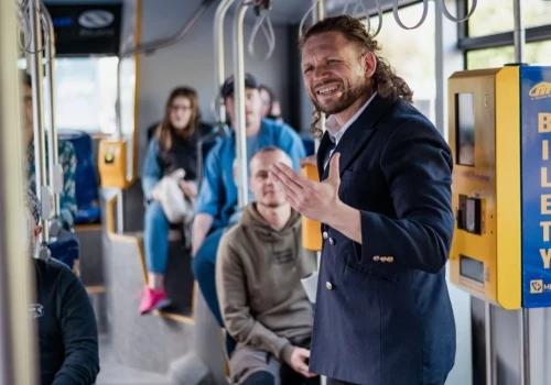 Zamkną widzów w autobusie z aktorami. Kontrowersyjny spektakl tylko dla osób powyżej 15 roku życia!