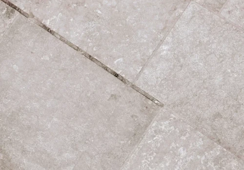 Mieszam z wodą, dodaję kroplę octu i nanoszę na fugi. Po kwadransie są białe jak śnieg