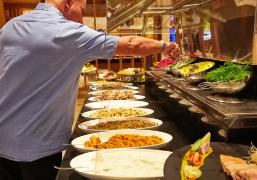 Najgorszy wybór na śniadanie w hotelu. Na liście jajecznica i kiełbaski