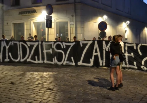 Spektakularne zaręczyny na Rynku w Mysłowicach. Flary i wielki transparent podczas koncertu