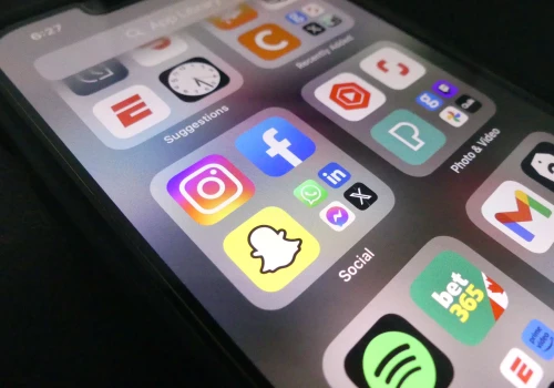 TikTok oznaczył ponad 3 miliardy filmów jako treści AI i dołącza do komitetu C2PA